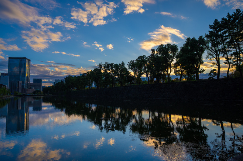 夕刻の空模様とともに