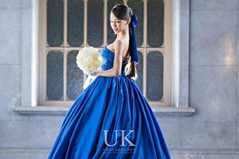 ロイヤルブルーのドレスも夜の国立博物館にマッチ!