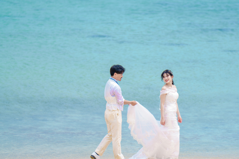 海をバックに浜辺ショット