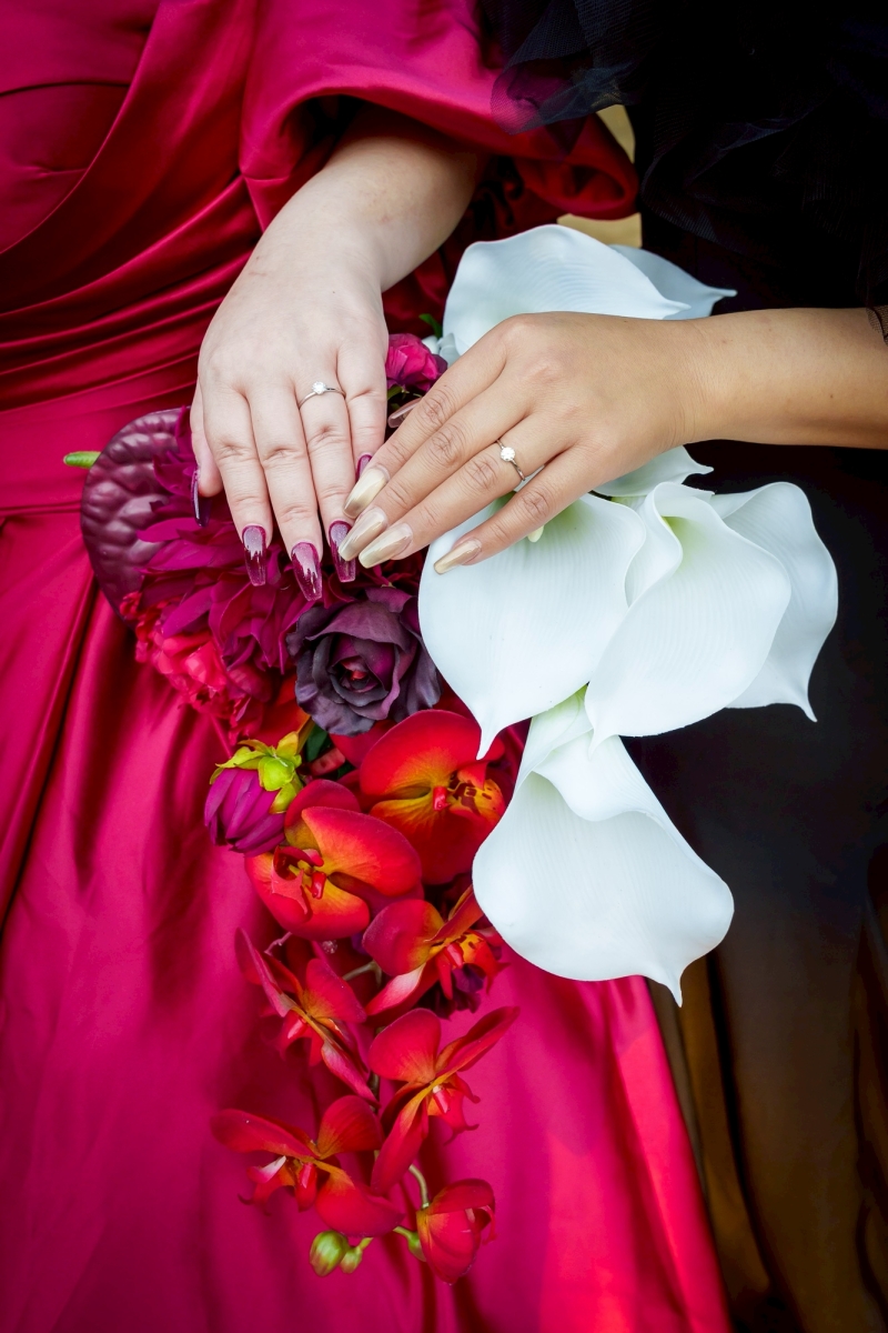 ネイルもドレスやブーケに合うように♪