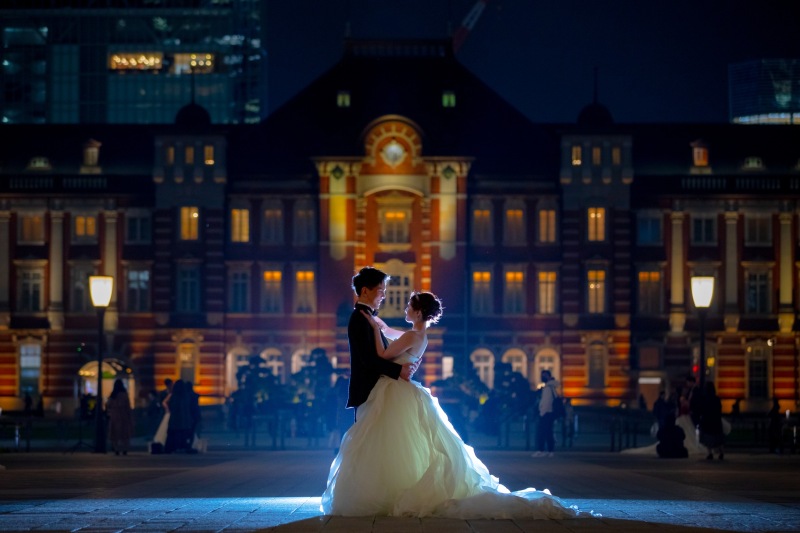 駅舎前が2人のステージに