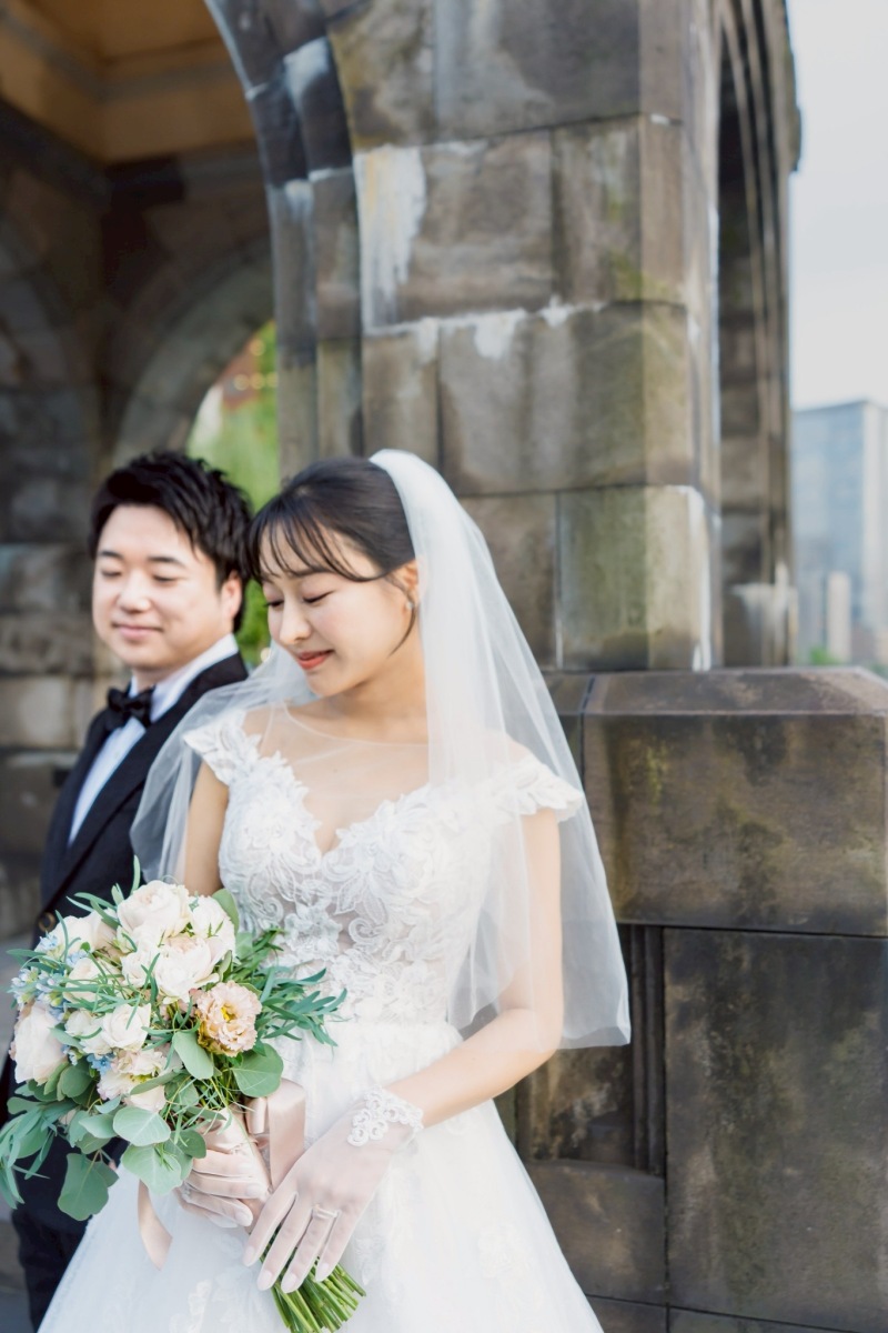 優しい新郎の視線に包まれて