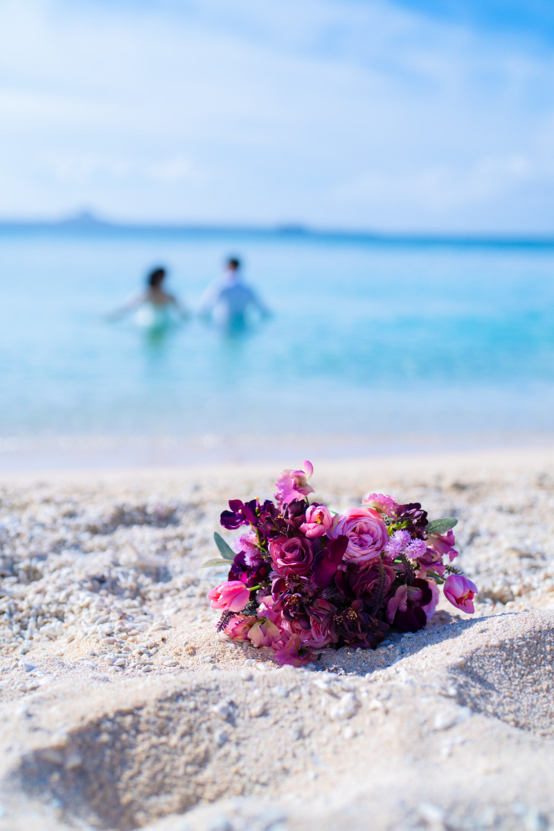 海の青に映えるブーケ