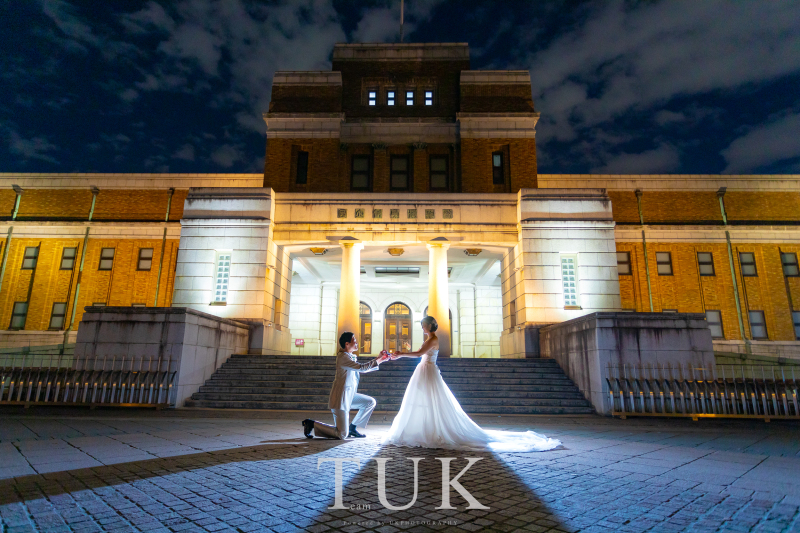 博物館を背景にプロポーズショット