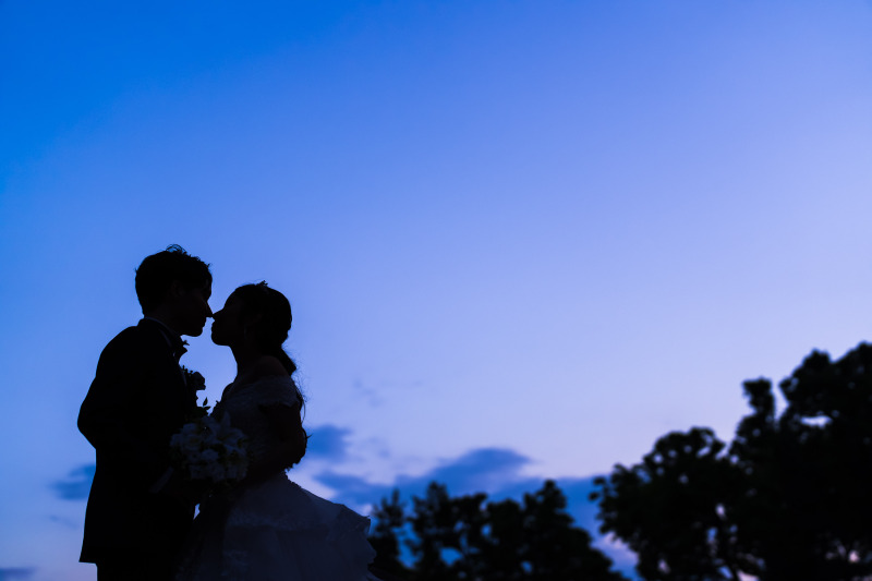 ふたりの距離感をシルエットに