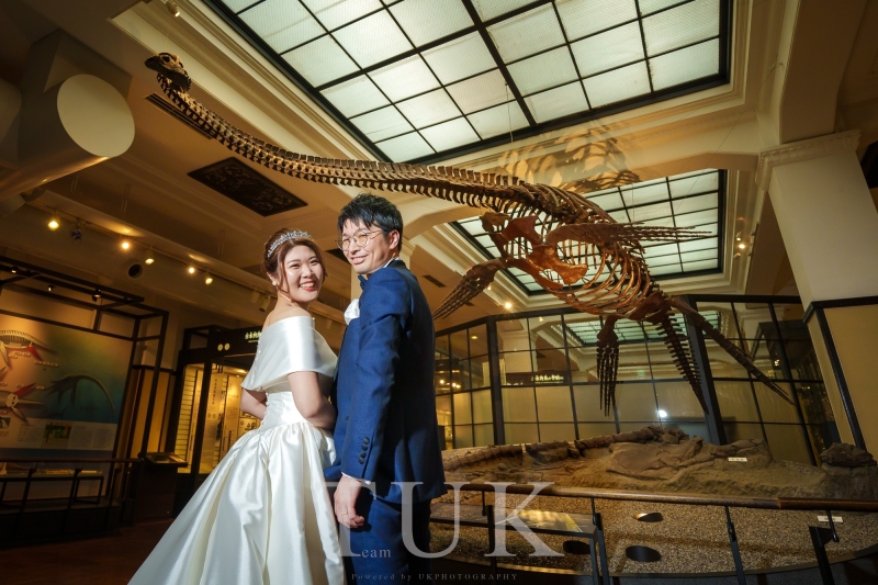 フタバスズキリュウをバックにTHE かはくの一枚