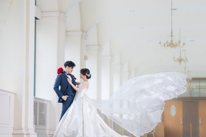 白い回廊で、ベールのふわりが映える1枚に!