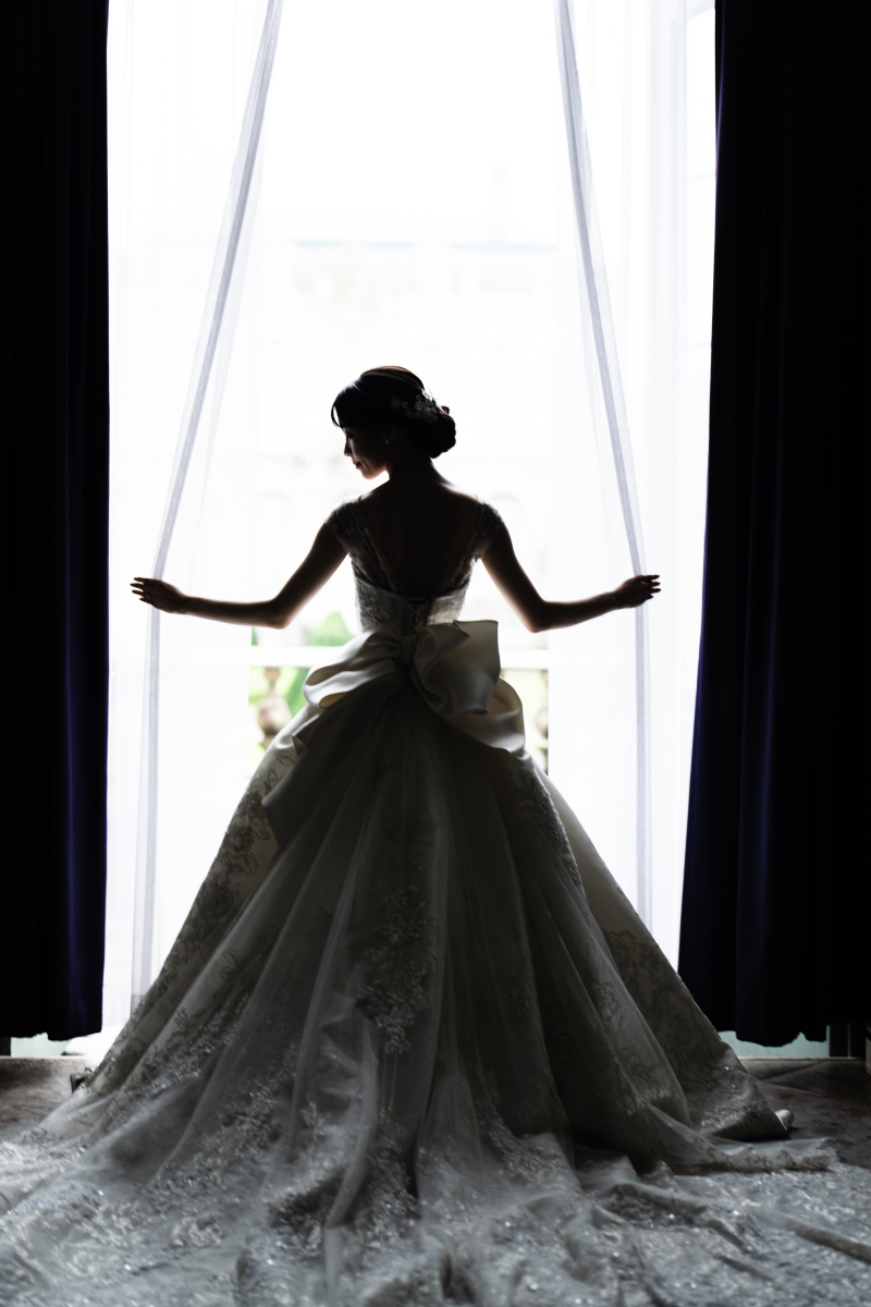 花嫁様の美しいシルエット