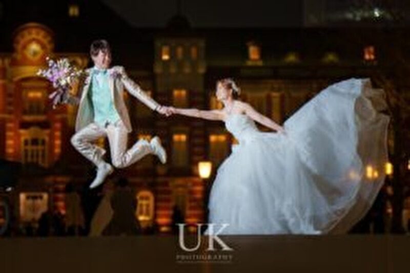 東京駅舎前にて、ジャンプショット!