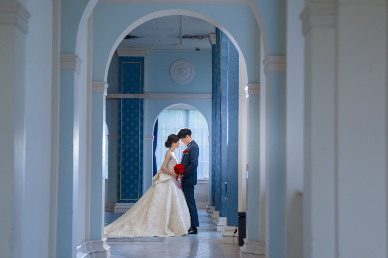 青のアーチにふたりだけの空間。