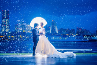 幻想的な雨の大桟橋