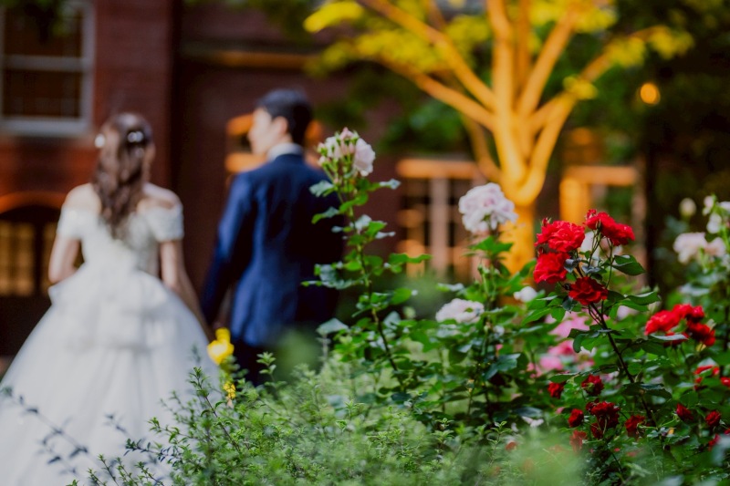 花の中にふたりの後ろ姿を...