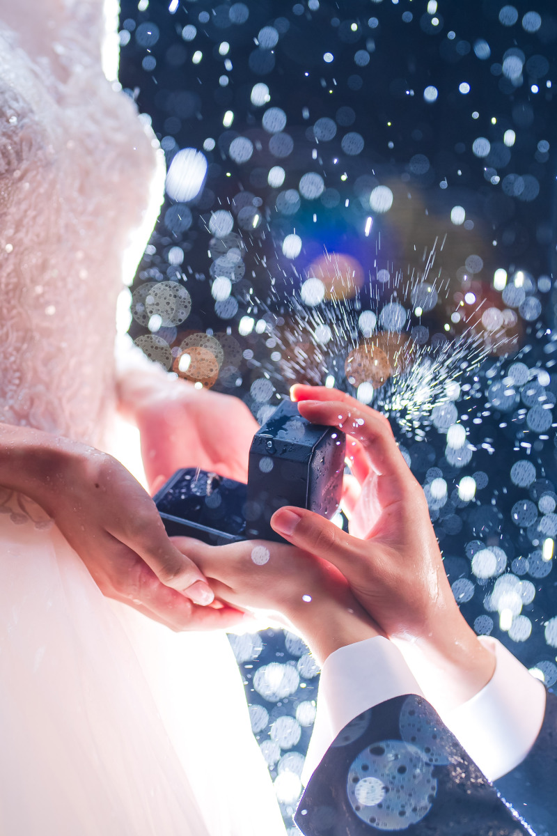 雨粒がキラキラのプロポーズショット!