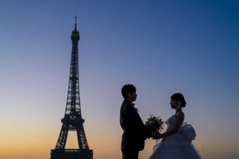 朝日のシルエットとエッフェル塔