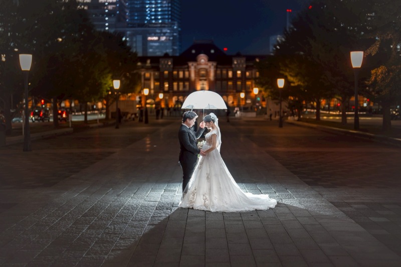 東京駅前でふたりだけの世界を