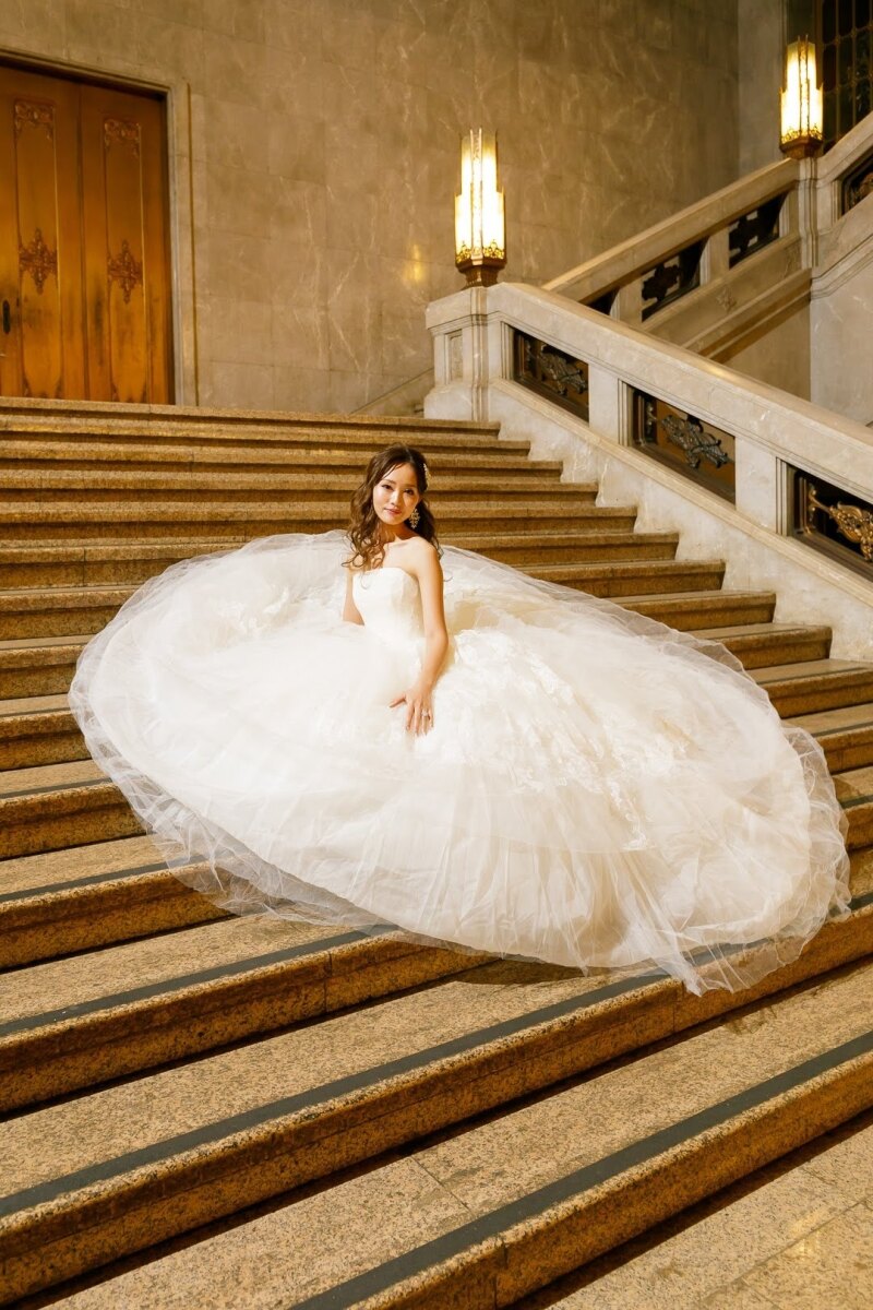 ドレスを広げて...