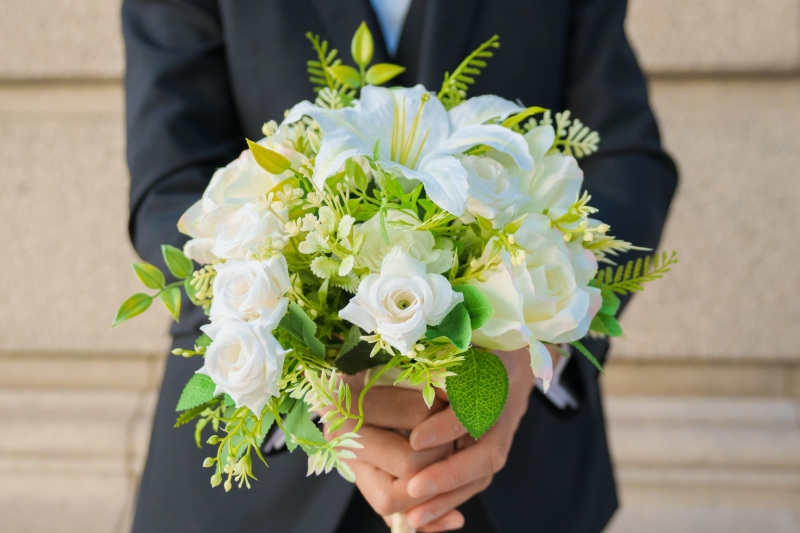 ご新郎様からのブーケお渡しショット!