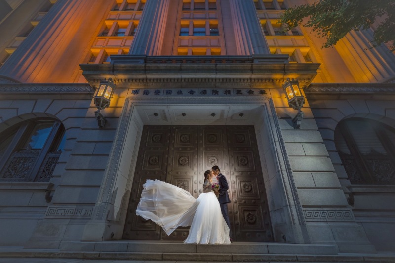 歴史ある建物を背景に♪