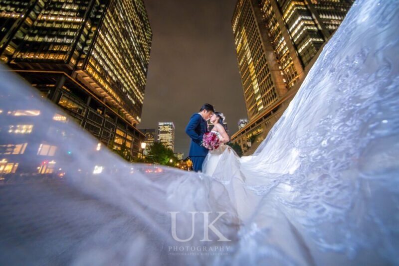 ドレスのロングトレーンを活かした一枚。