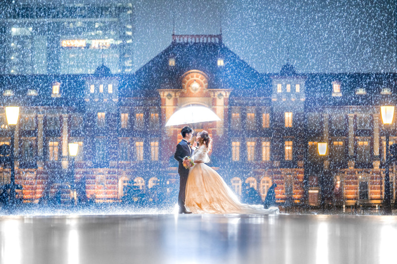 撮影日が雨予報だと、がっかりしますか?私が撮影してきた新婦様は、むしろ雨降りを望んでいる方も多いです笑 まるで星屑が降り注いでいるような一枚。雨ウエディングは降り方でニュアンスが全く変わります。