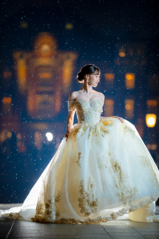 キラキラした雨の東京駅を背景に