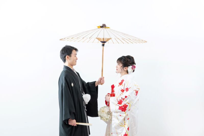 シンプルな背景と二人