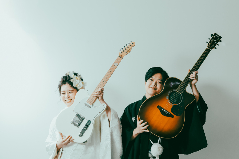 ほっぺにギターくっつけて