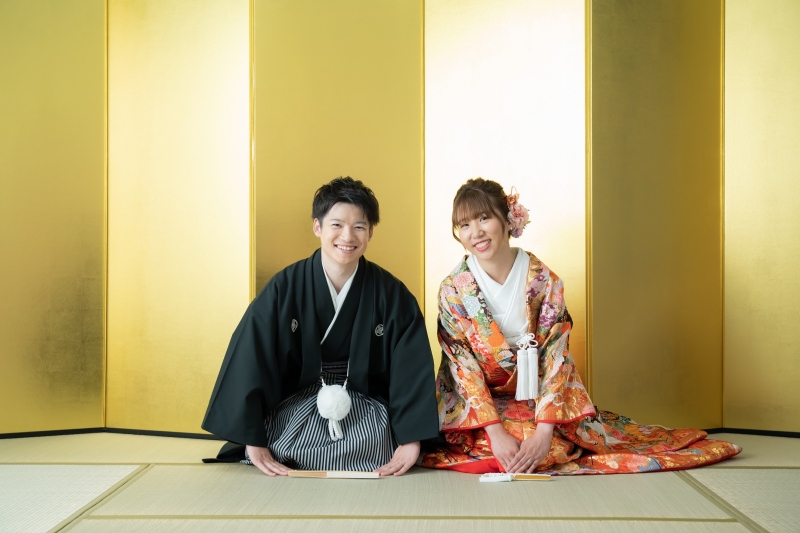 まずは、華雅苑お決まりの金屏風前での撮影