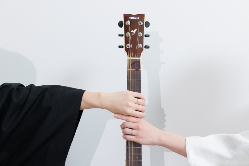 ギターを握りしめて撮影スタート