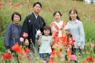 6/1撮影　ご家族とポピーに囲まれて