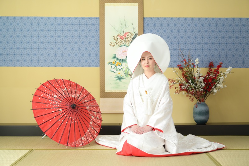 番傘映えるご新婦様のソロショット