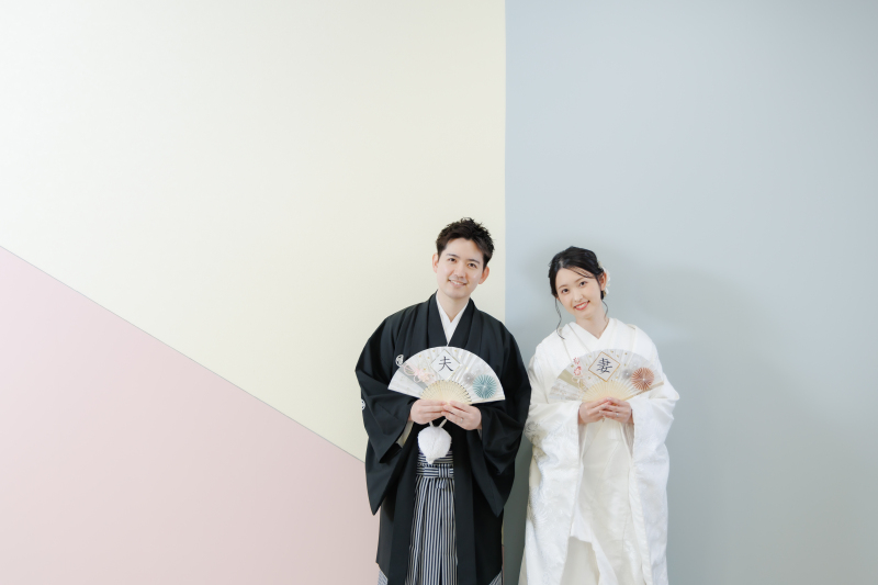 パステルカラーの背景で扇子写真