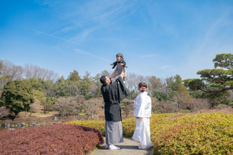 青空の下で家族ショット