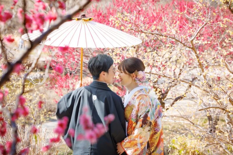 梅に囲まれた和装ショット♡