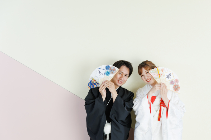 扇子の間からひょっこり!