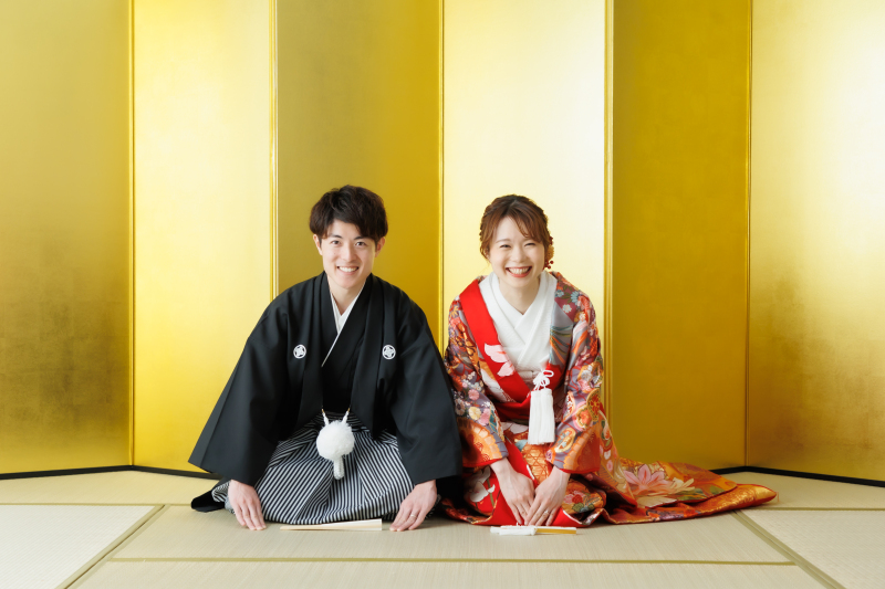 まずは金屏風の前でウォーミングアップ!