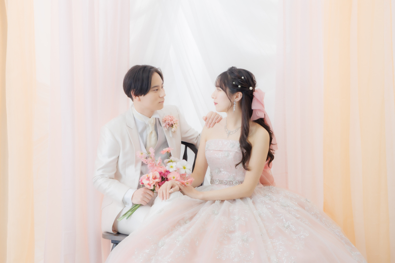 スタジオ洋装弐点　63,000円　洋装2着／全ブースで撮影／衣裳差額なし／ウェルカムボード付き