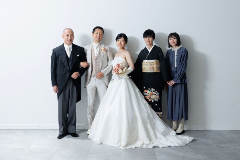 【ご家族と一緒に撮影♪】ファミリーフォトウエディング♡和装2着orドレス2着のスタジオ撮影／美容・撮影データ付【4月末迄の撮影】