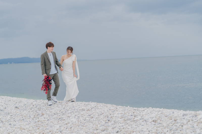 白くて綺麗なビーチを歩きながら