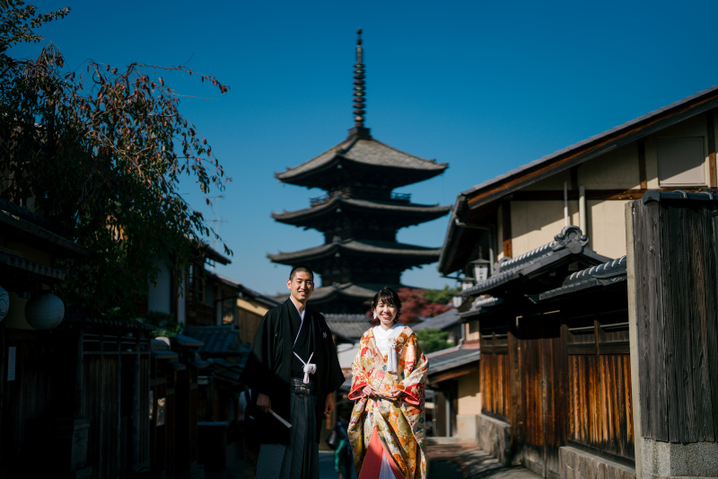 続いては色打掛に着替えて東山の五十の塔前で!