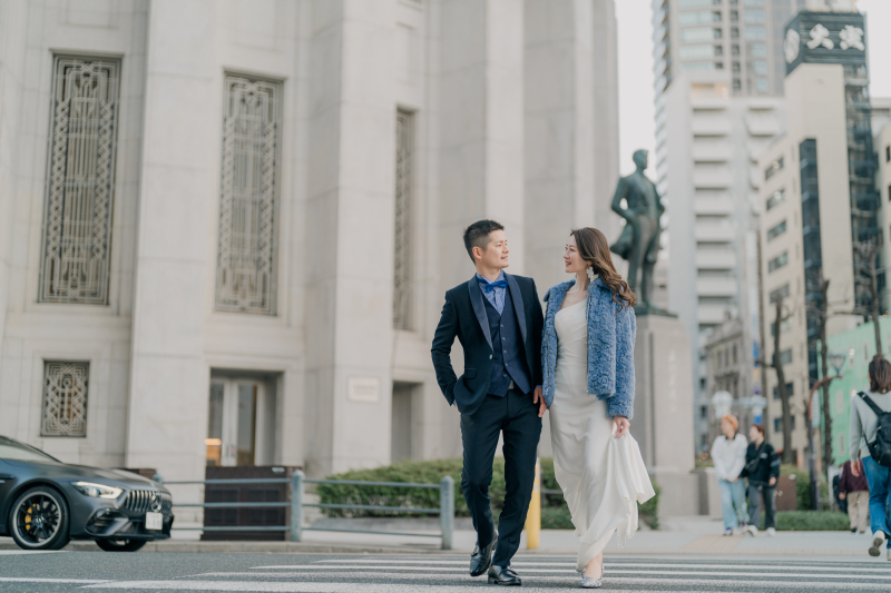 青色のジャケットを羽織って