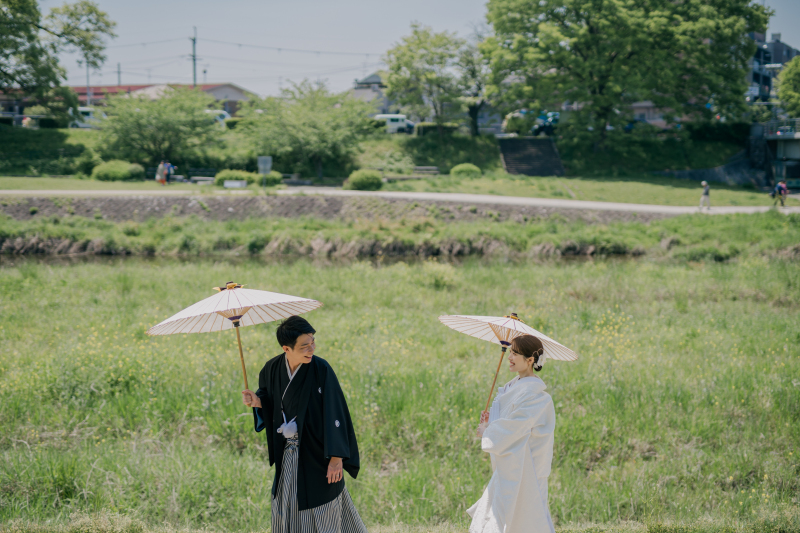 和傘を持ってトコトコ