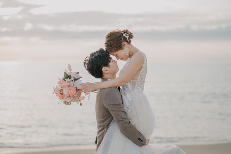 夕陽と海と抱っこショット