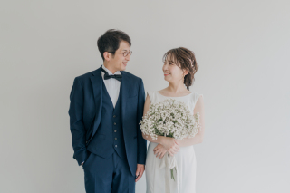 【洋装スタジオプラン】自然光の入るスタジオで前撮り撮影