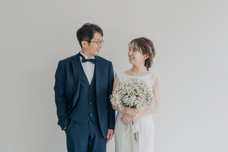 【洋装スタジオプラン】自然光の入るスタジオで前撮り撮影