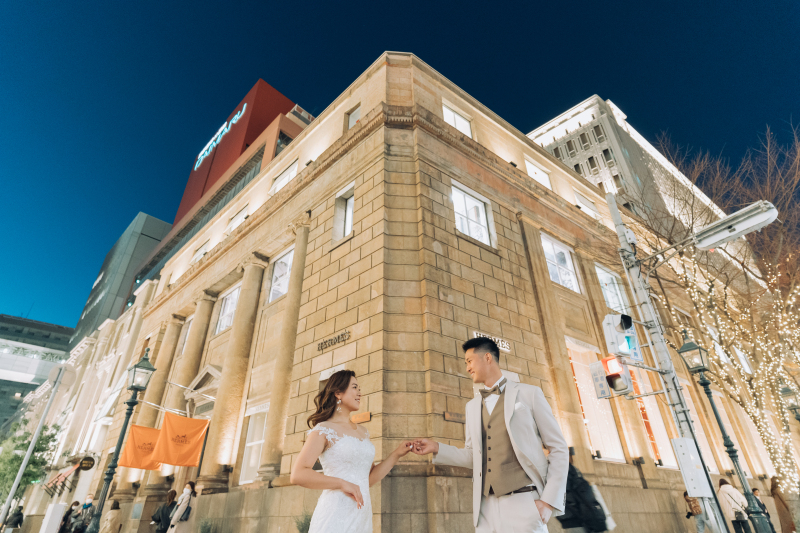 手と手を重ねて