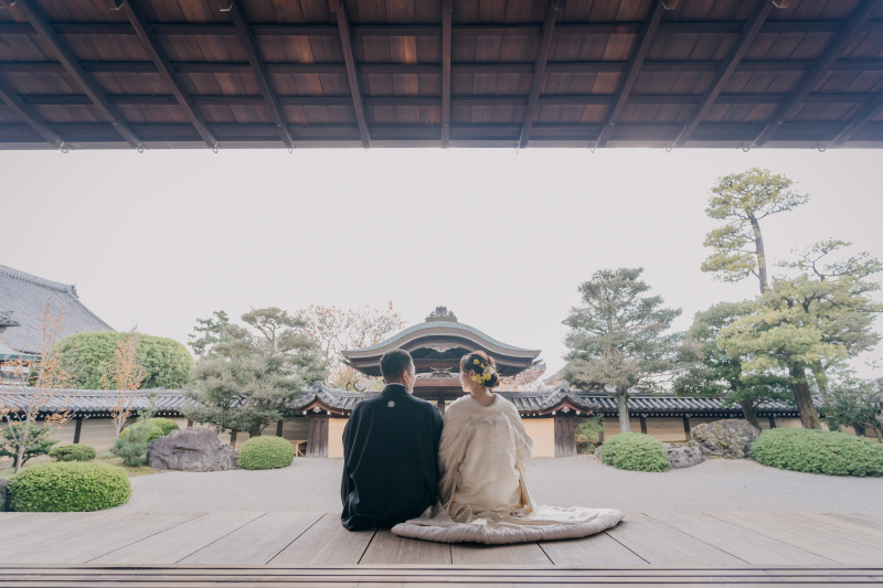 縁側にて後ろから