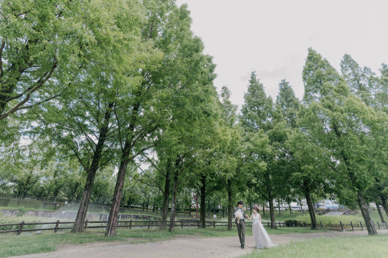 並木道をご新郎様がエスコート！