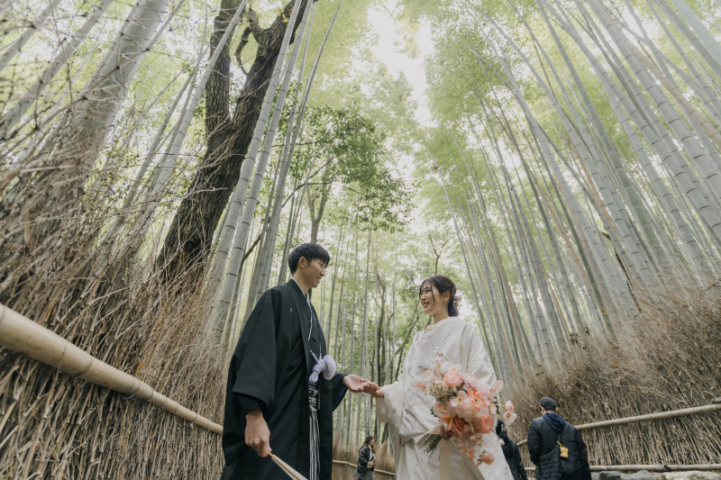 手を取り合って