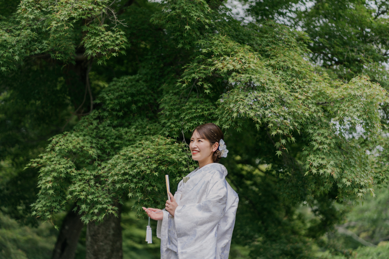 綺麗な新緑と花嫁